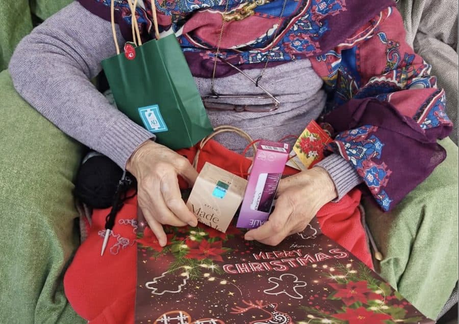 Le mani di un'ospite con i regali ricevuti
