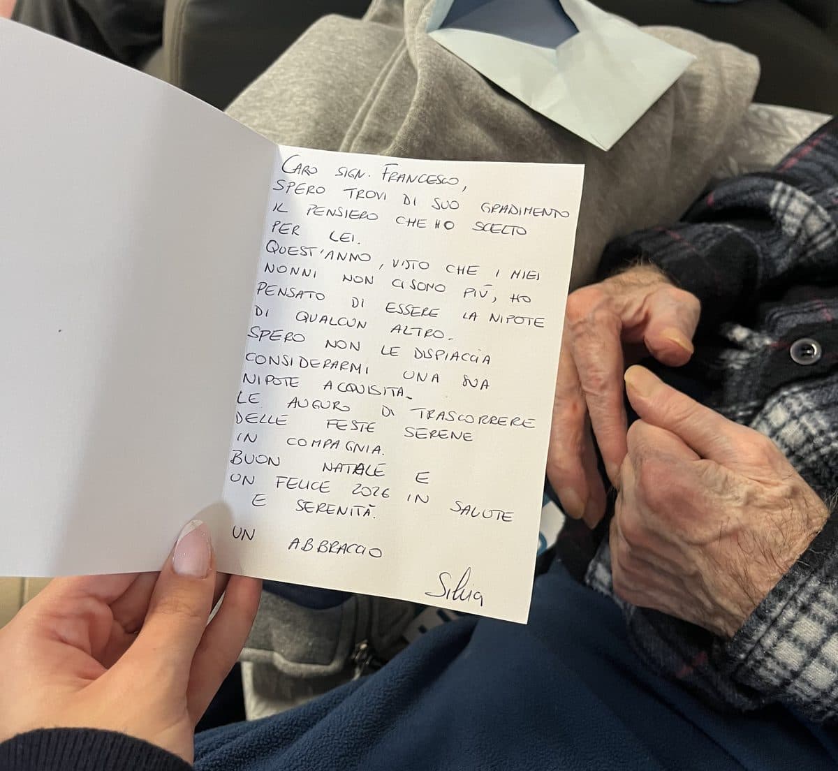 La lettera scritta da Silvia per il Signor Francesco, accanto alle sue mani