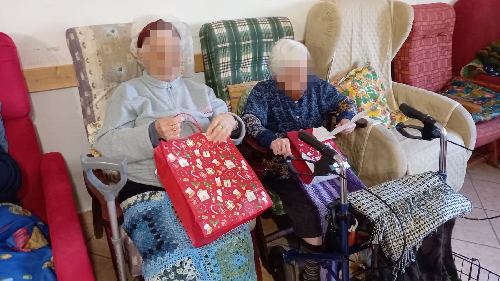 Due ospiti in poltrona aprono le loro borse regalo natalizie